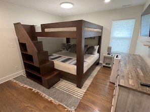 3 bedrooms, desk, iron/ironing board, travel crib