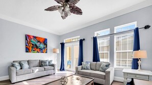 Nhà, nhiều giường (3B - Livin' La Villa Loca) | Khu phòng khách