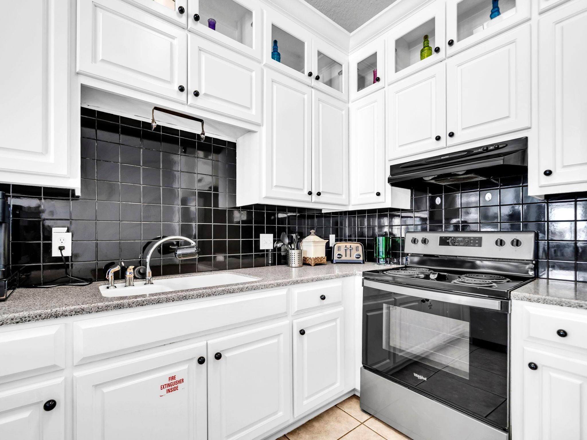 House, Multiple Beds (Livin' La Villa Loca) | Private kitchen