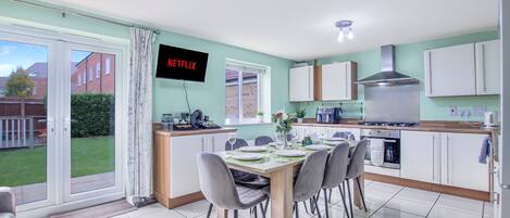 Køleskab, mikrobølgeovn, ovn, kogeplade