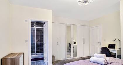 Spacious Home + Parking for Families & Contractors