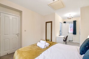 4 dormitoris, planxa i posts de planxar, wifi gratuïta i roba de llit