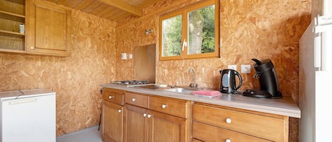 Kühlschrank, Mikrowelle, Herdplatte, Wasserkocher mit Kaffee-/Teezubehör
