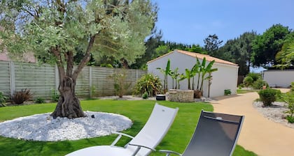 Le Clos De La Combe Guest Room – Les Sables d'Olonne with Pool & Shared Kitchen