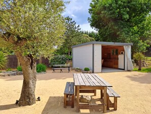 Outdoor dining - Le Clos De La Combe Guest Room – Les Sables d'Olonne with Pool & Shared Kitchen (Les Sables d'Olonne)