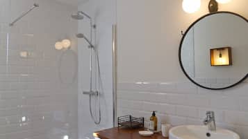 Douche, sĂšche-cheveux, serviettes fournies