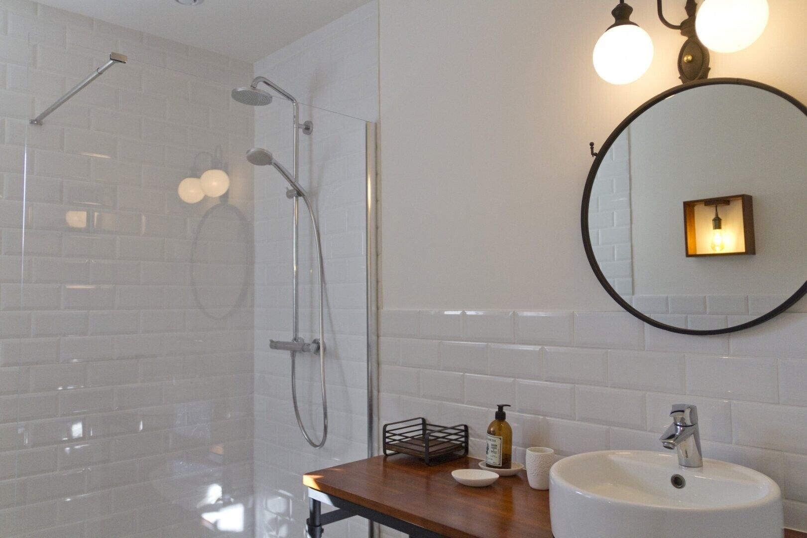 Douche, sèche-cheveux, serviettes fournies