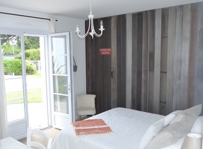 1 bedroom, WiFi, bed sheets - Le Clos De La Combe Guest Room – Les Sables d'Olonne with Pool & Shared Kitchen (Les Sables d'Olonne)