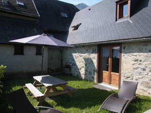 Outdoor dining - The Hôo barn (Arrens-Marsous)
