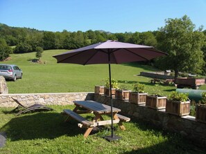 Outdoor dining - The Hôo barn (Arrens-Marsous)