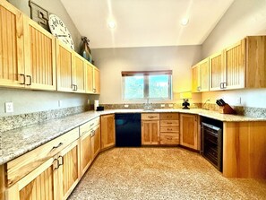 Casa de ciudad, varias camas, hidromasaje, vista a la montaña (Fox Den at Emmett Lode) | Cocina privada