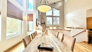 Townhouse, Beberapa Tempat Tidur, hot tub, pemandangan gunung (Fox Den at Emmett Lode) | Tempat makan