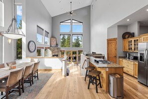 Casa de ciudad, varias camas, hidromasaje, vista a la montaña (Fox Den at Emmett Lode) | Cocina privada