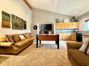 Casa de ciudad, varias camas, hidromasaje, vista a la montaña (Fox Den at Emmett Lode) | Área de sala de estar
