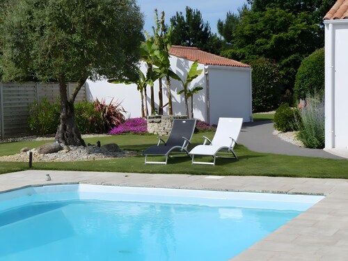 Chambre d'hôtes 'Le Clos De La Combe - Ile d'Yeu' avec piscine partagée, terrasse et Wi-Fi