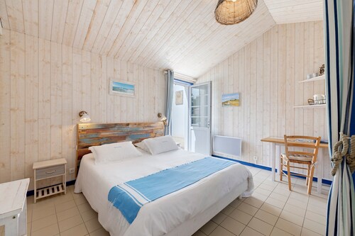 Le Clos De La Combe-Les Sables d'Olonne: Guest Room with Pool & Shared Kitchen