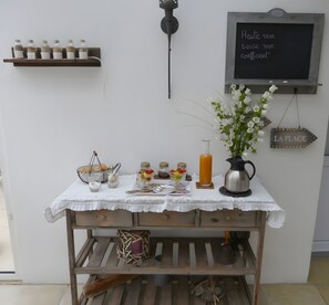 Dining - Guest Room 'Le Clos De La Combe - Ile d'Yeu' with Shared Pool, Terrace and Wi-Fi (Les Sables d'Olonne)