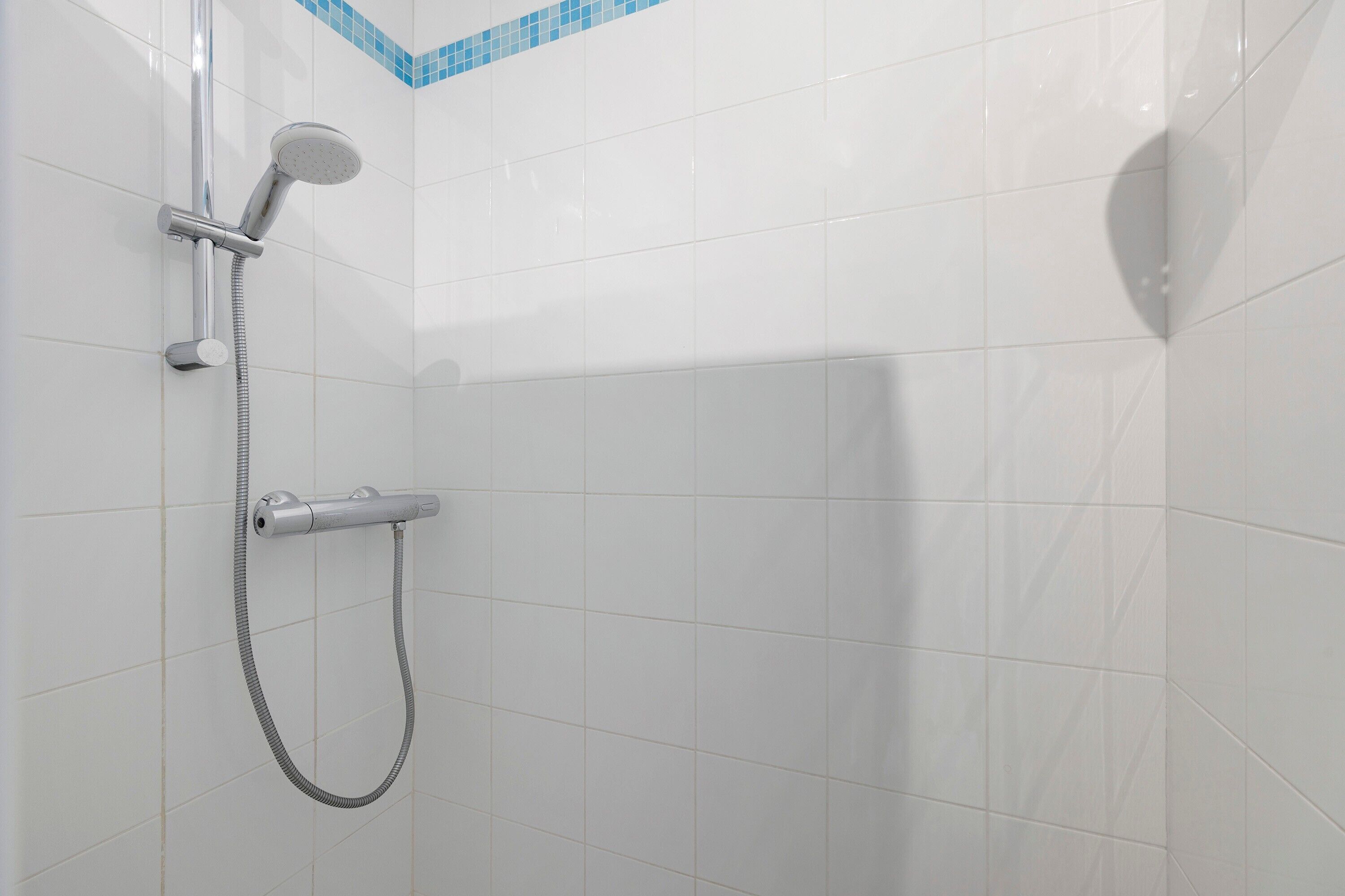 Douche, sèche-cheveux, serviettes fournies