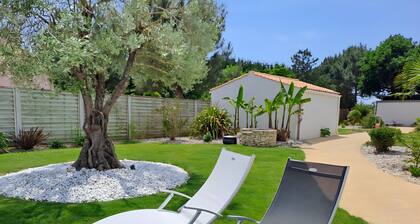 Le Clos De La Combe-Les Sables d'Olonne: Guest Room with Pool & Shared Kitchen