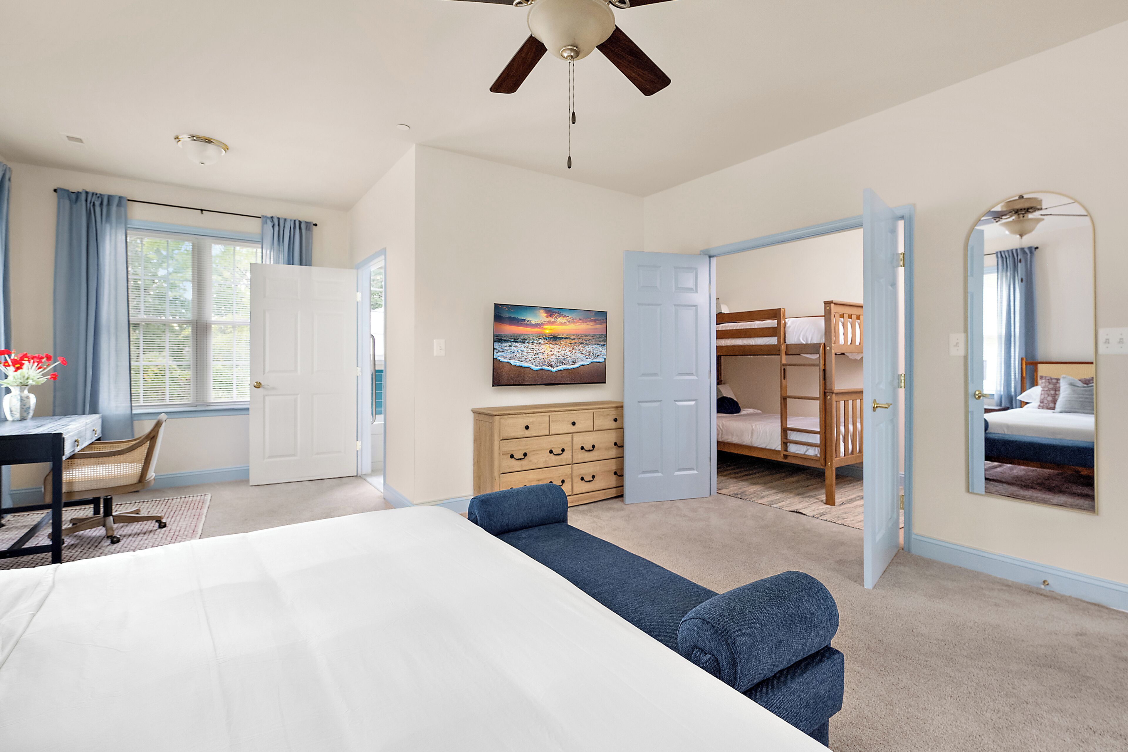 4 bedrooms, desk, travel crib, WiFi (free)