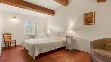 2 bedrooms, iron/ironing board, WiFi