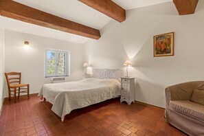 2 bedrooms, iron/ironing board, WiFi