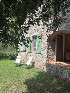 Terrace/patio - Holiday Home 'À La Ferme' with Shared Pool, Private Terrace and Wi-Fi (Taradeau)