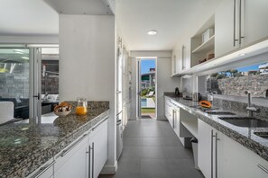 Een koelkast, een magnetron, een oven, een kookplaat