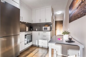 Frigorífico, microondas, placa de cocina y cafetera o tetera