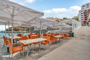 Outdoor dining - Vacation Studio 'Sea and Sunset Love' with Sea View and Wi-Fi (San Marcos)