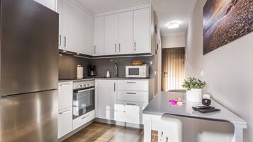 Fridge, microwave, stovetop, coffee/tea maker