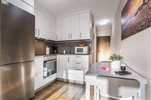 Een koelkast, een magnetron, een kookplaat