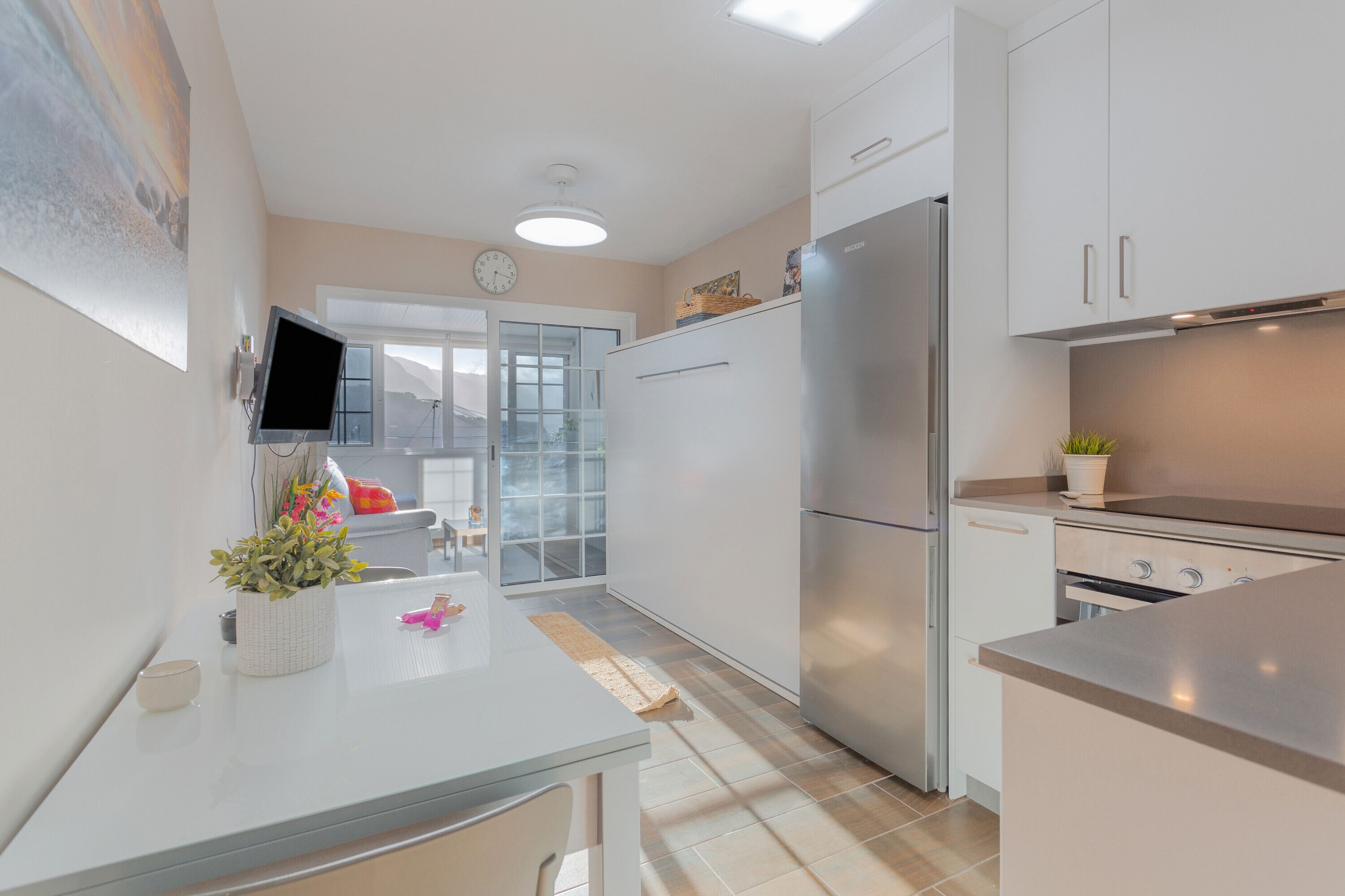 Jääkaappi, mikroaaltouuni, liesi, kahvin-/teenkeitin