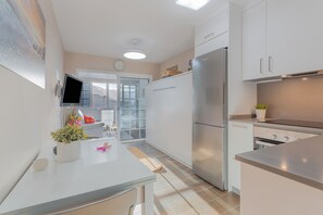 Frigorífico, microondas, placa de cocina y cafetera o tetera