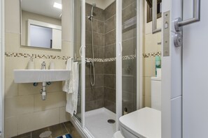 Shower, hair dryer, towels - Vacation Studio 'Sea and Sunset Love' with Sea View and Wi-Fi (San Marcos)