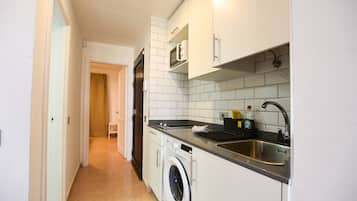 Een koelkast, een magnetron, een kookplaat