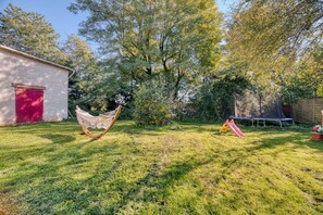 Children's area - Bed and Breakfast 'La Pompadour' with Shared Pool, Shared Garden and Wi-Fi (Le Fraysse)