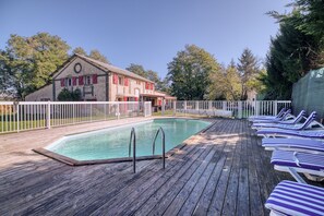 Pool - Bed and Breakfast 'La Des Lys' with Shared Pool, Shared Garden and Wi-Fi (Le Fraysse)