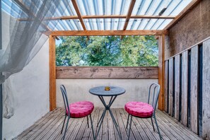 Outdoor dining - Bed and Breakfast 'La Des Lys' with Shared Pool, Shared Garden and Wi-Fi (Le Fraysse)