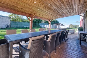 Outdoor dining - Bed and Breakfast 'Toulouse Lautrec' with Shared Pool, Shared Garden and Wi-Fi (Le Fraysse)