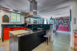 Chaleira elétrica, talheres/pratos/utensílios de cozinha