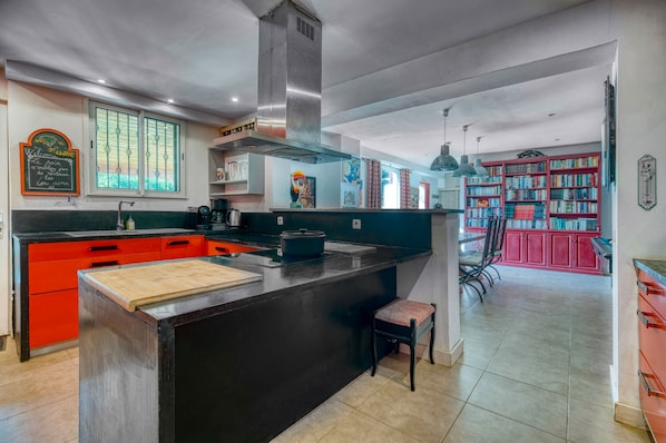 Bullidora elèctrica i utensilis de cuina, vaixella i coberteria