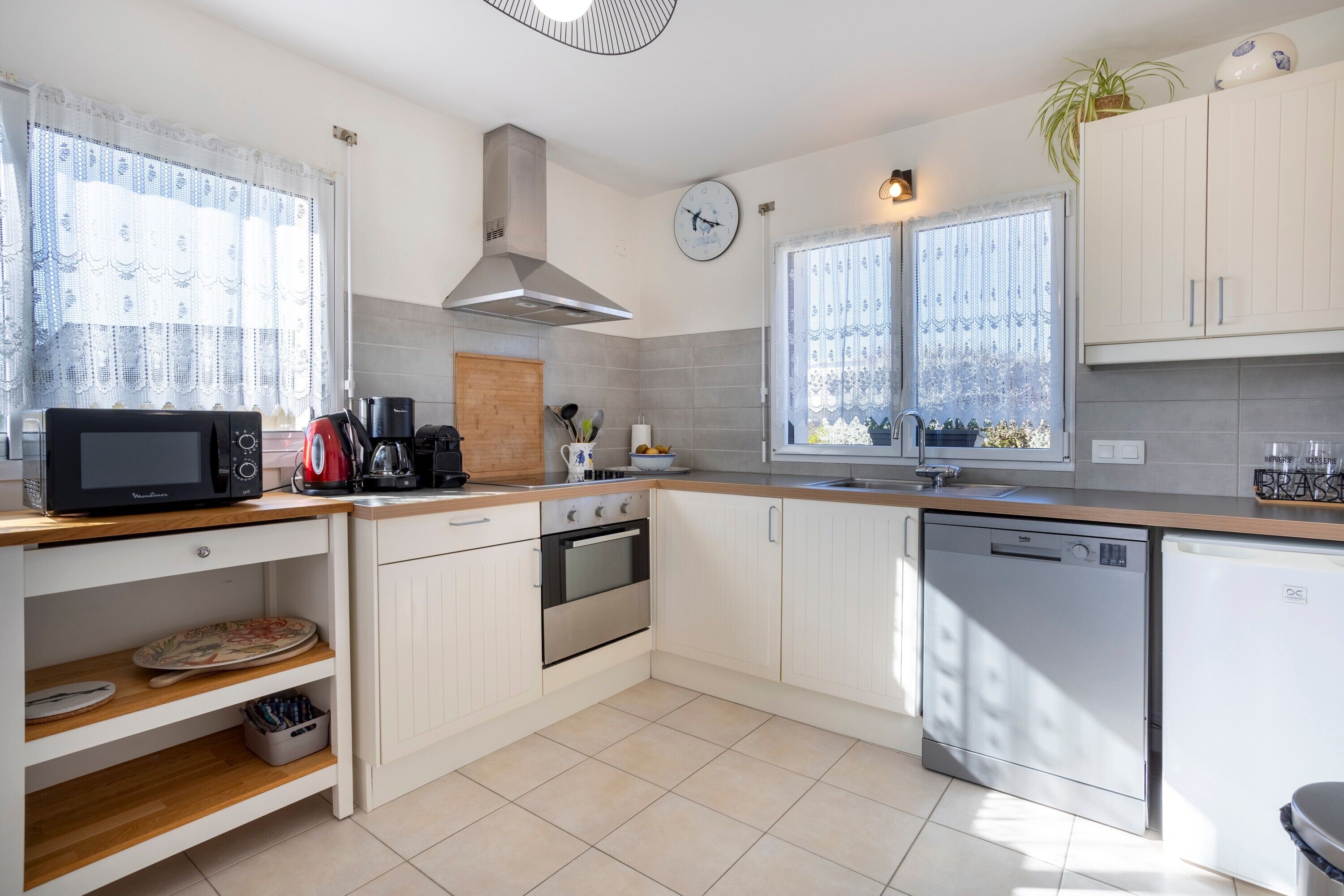 Køleskab, mikrobølgeovn, ovn, kogeplade