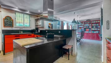 Chaleira elétrica, talheres/pratos/utensílios de cozinha