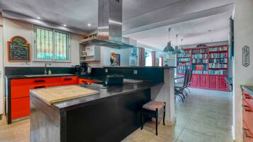 Een waterkoker, kookgerei, borden en bestek