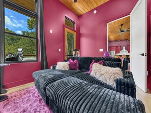 Smart-TV, peis, bøker og stereoanlegg