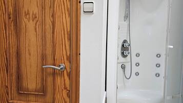 Een douche, een haardroger, handdoeken, zeep