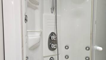 Een douche, een haardroger, handdoeken, zeep