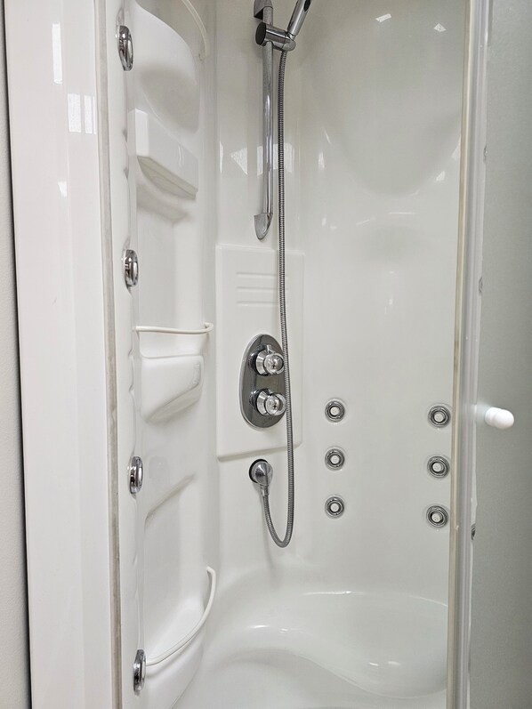 Dusche, Haartrockner, Handtücher, Seife