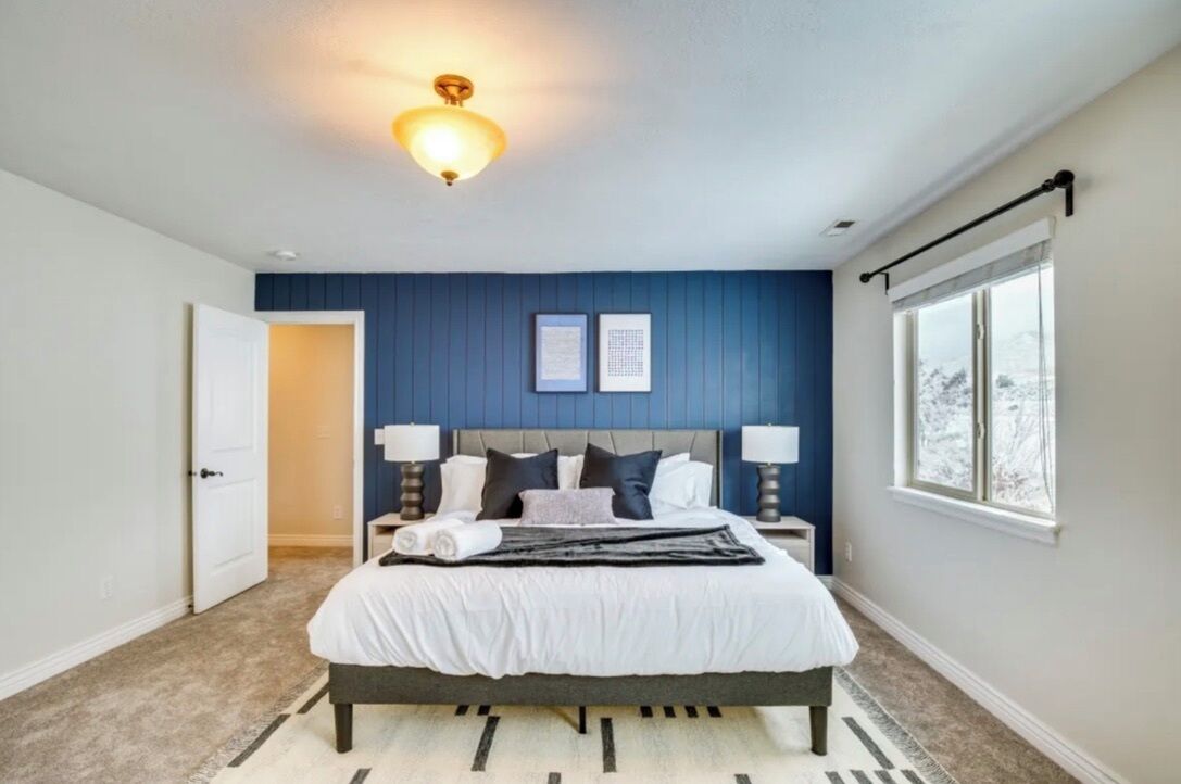 Tabla de planchar con plancha, wifi, ropa de cama